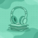 Descubre la banda sonora perfecta para cada tipo de ejercicio con unos auriculares sobre una pila de CDs de música.